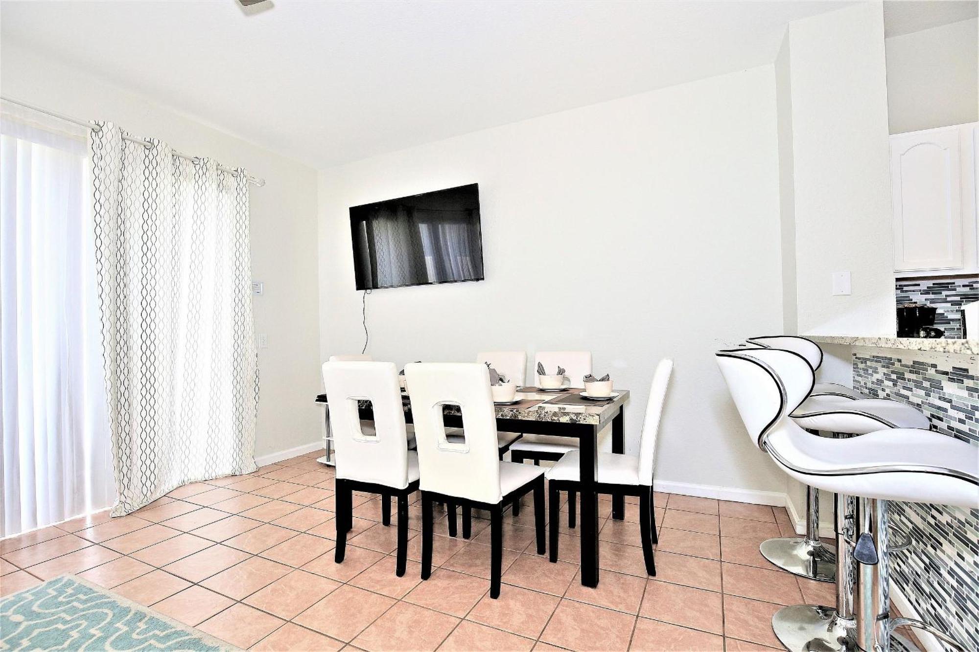 7661 - Casa 3q/3b Com Piscina | Perto Da * Orlando