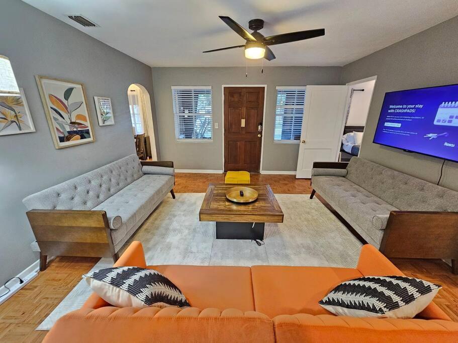 Holiday home Foodie Lovers Walkable Mills50 - Sleeps 10 - Near Airport *