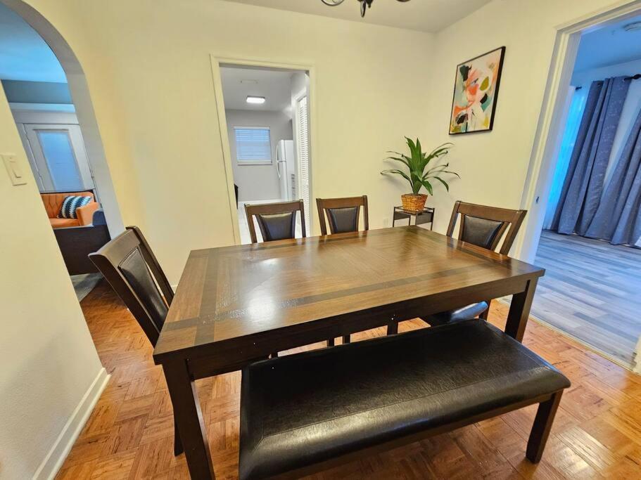 Foodie Lovers Walkable Mills50 - Sleeps 10 - Near Airport Holiday home Orlando