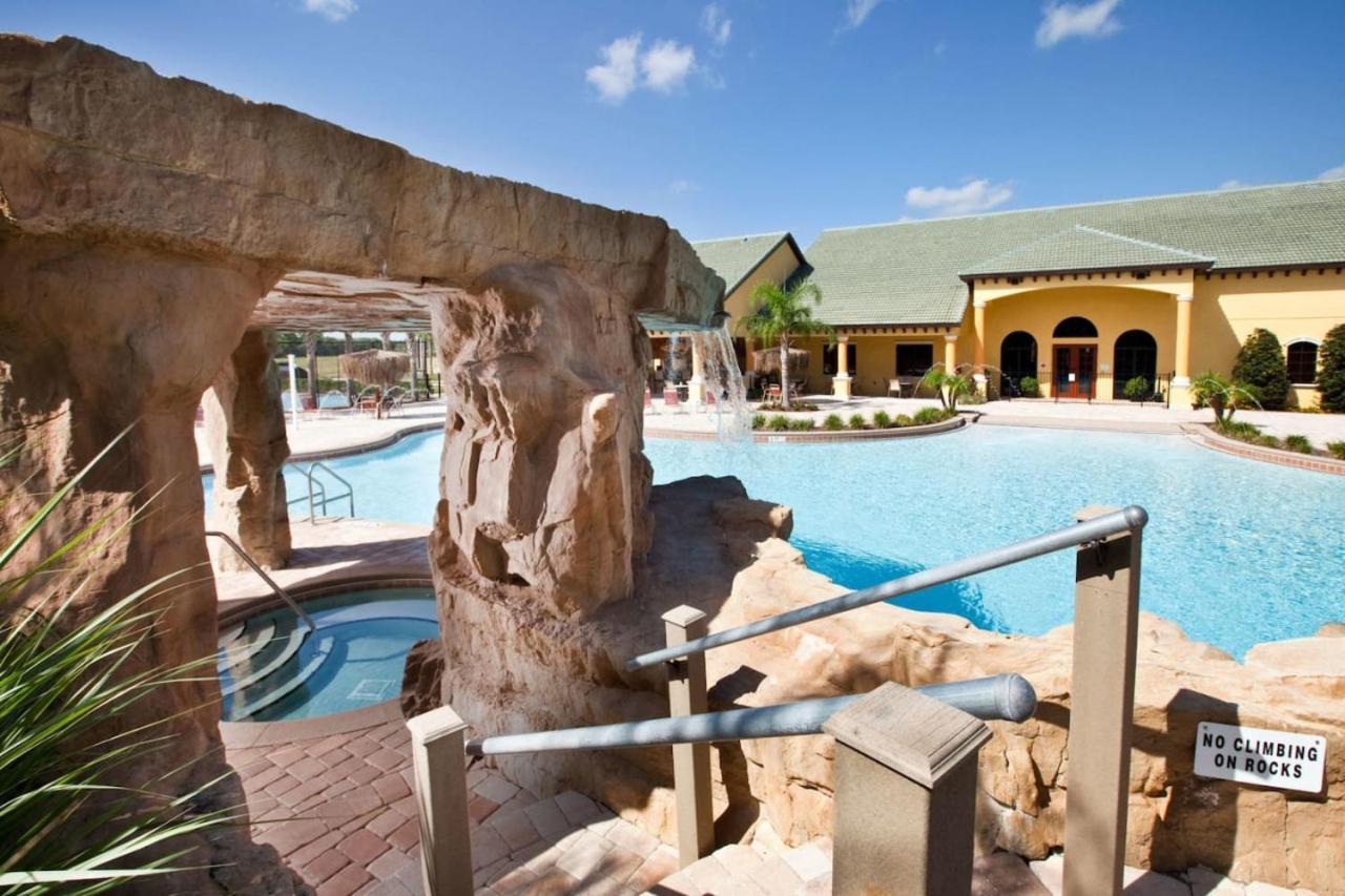 Windsor Hills Sunshine Waterslides Pool By Holiday home *