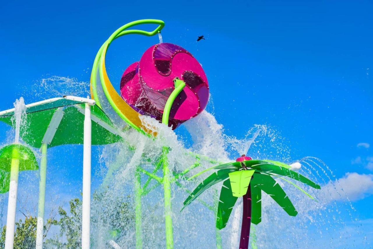 Windsor Hills Sunshine Waterslides Pool By *