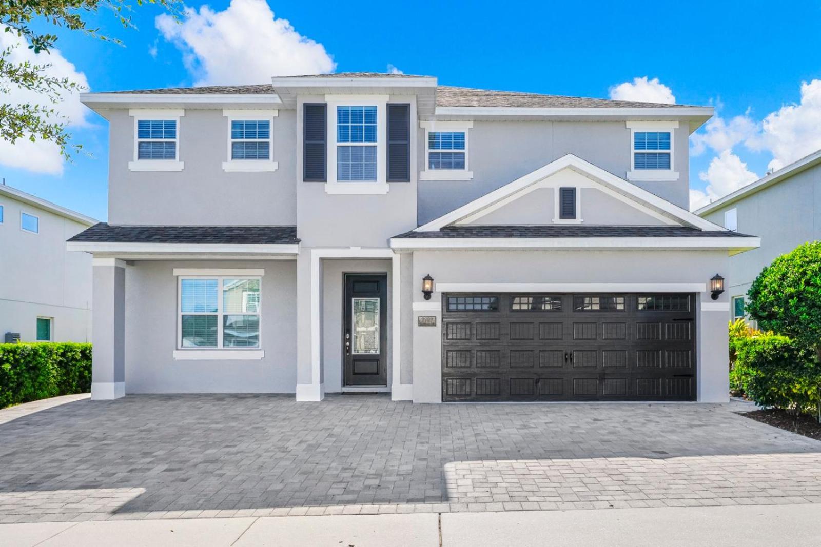 Regal With Private Pool Near With Amenities By Rentyl - 7727ff *