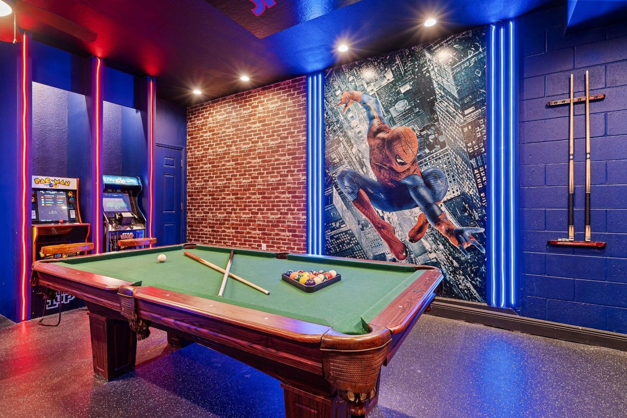 7819 - 6 Quartos / 4 Banheiros | Piscina Privativa | Sala De Jogos Dos Vingadores