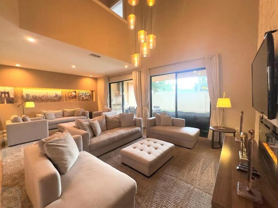 Elegant Single W 3 Bd Breathtaking View *