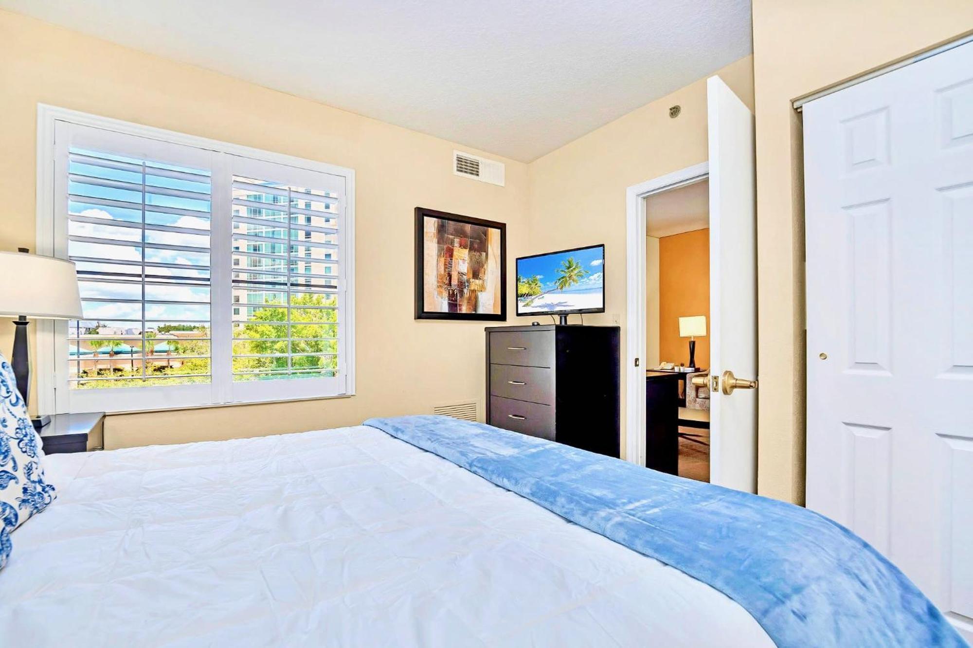 Apartment King Bed - Pool & Hot Tub - Near Universal