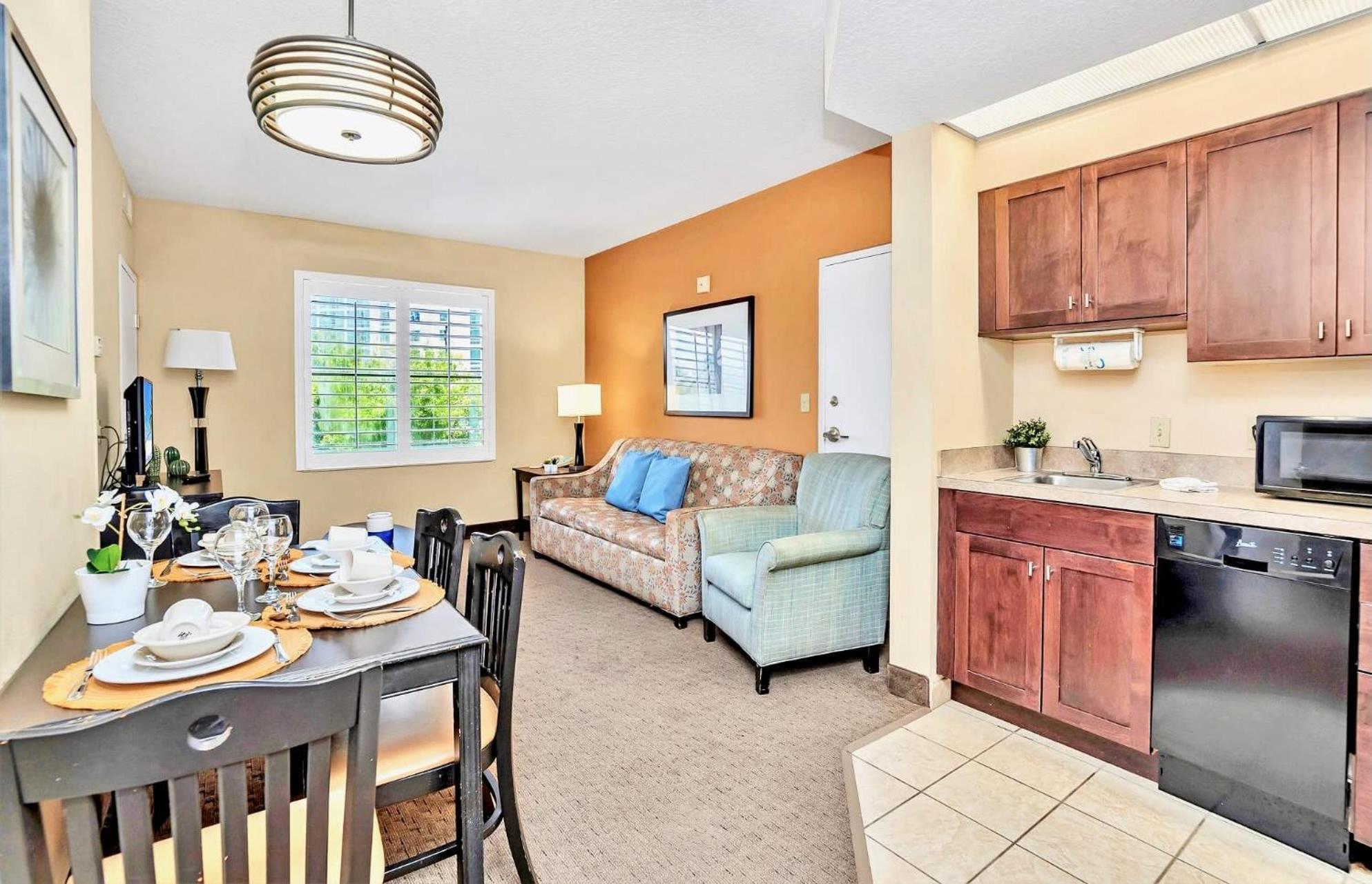 Apartment King Bed - Pool & Hot Tub - Near Universal *