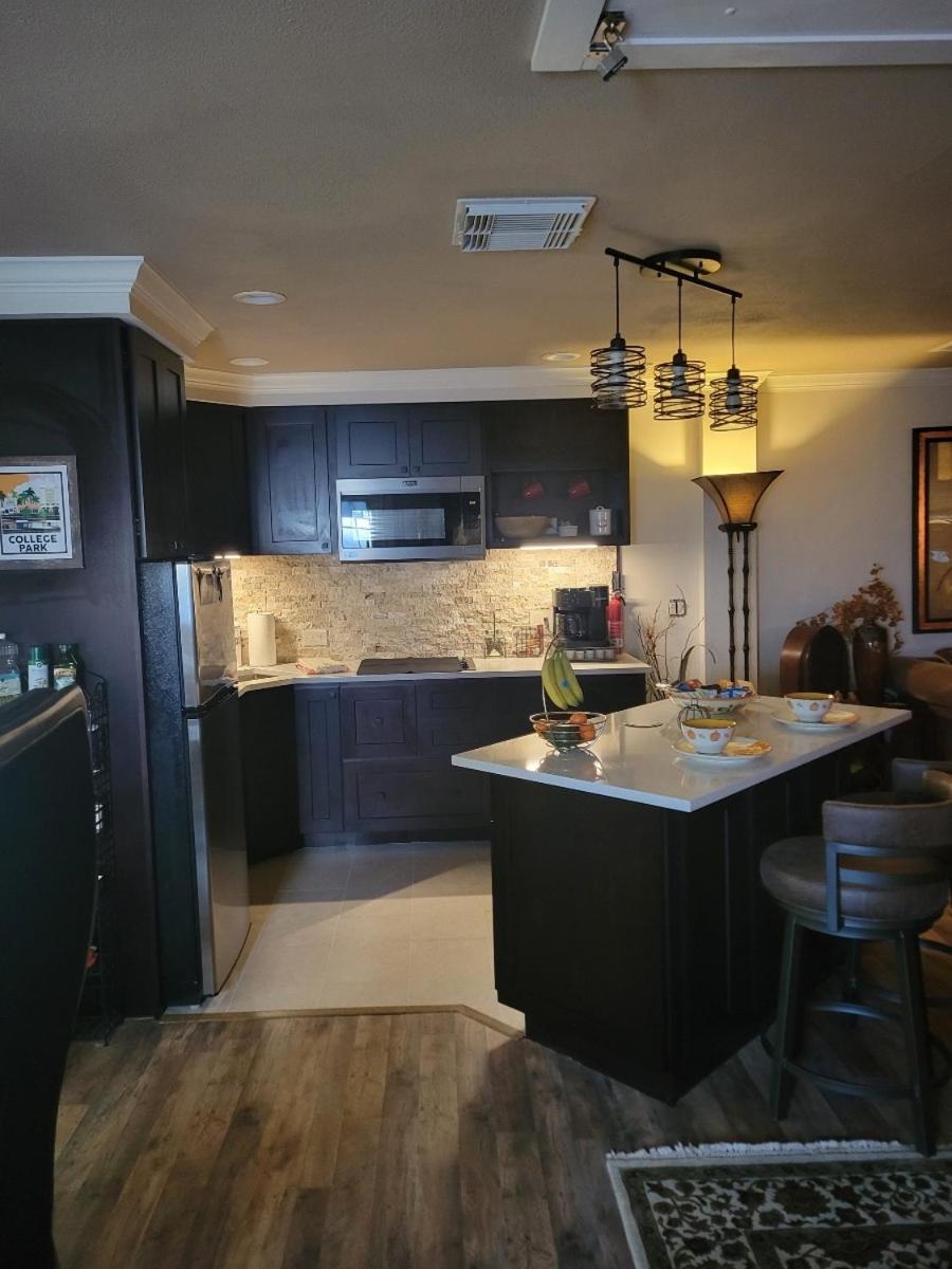 College Park-Orlando 5Star Villa Oasis - Home Away From Home - Quiet Neighborhood-Private Botanical Courtyard - Mins From Eola,Dt, Winter Park - Free Parking & Ev Plug In Guest house *