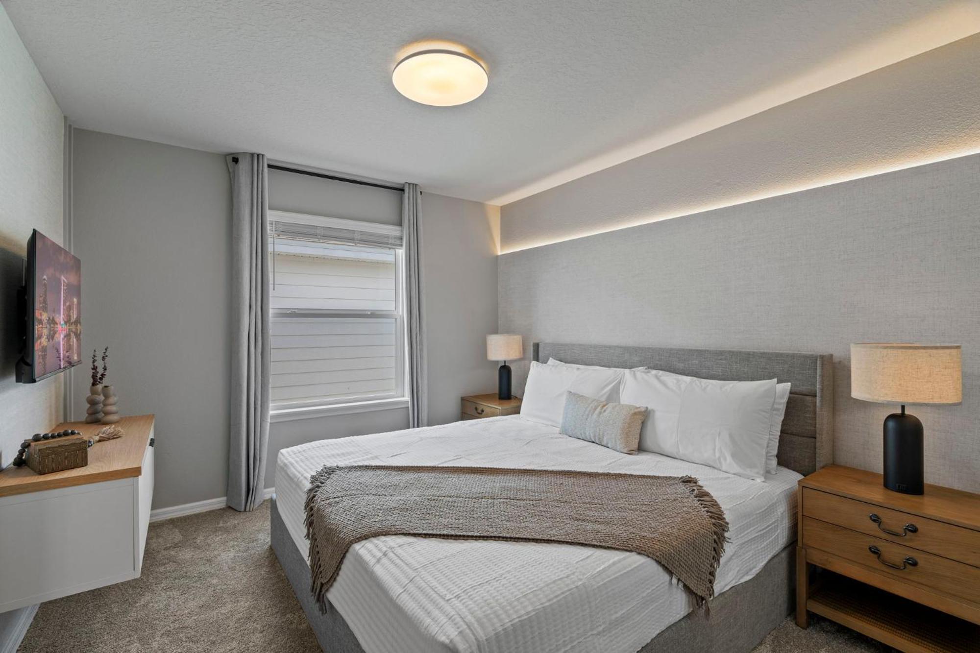 10 Bedrooms- 8 Bathrooms- Windsor Kay 16260sk * Orlando