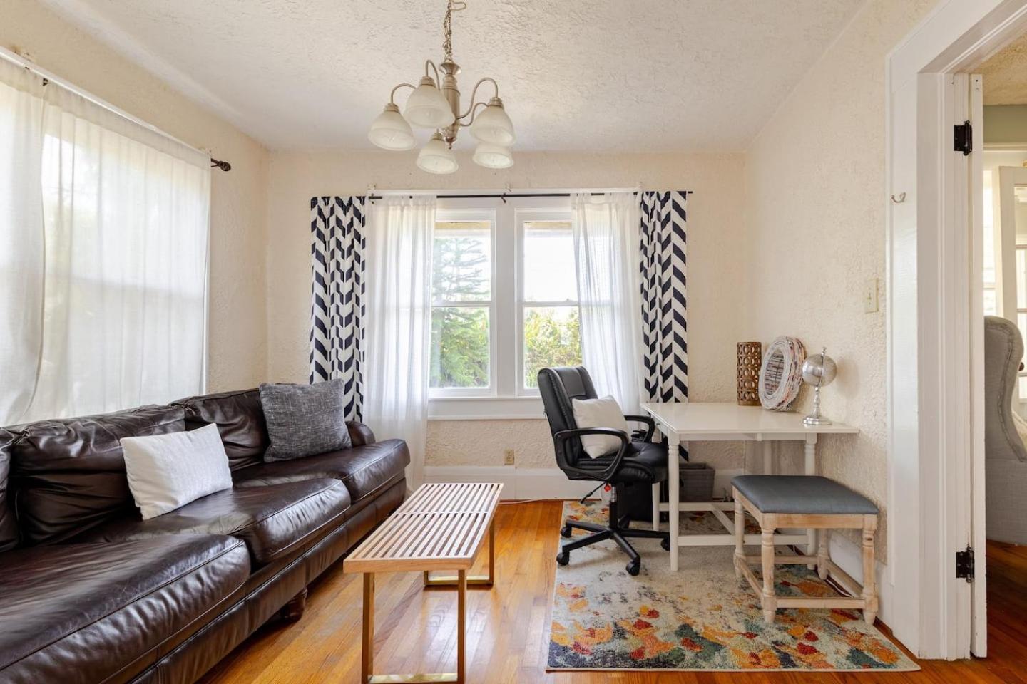 Holiday home Charming - Close To Everything! *
