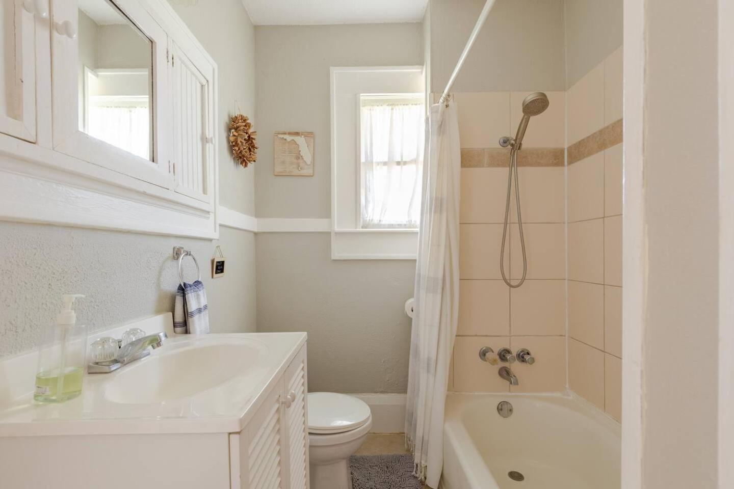 Charming - Close To Everything! Holiday home