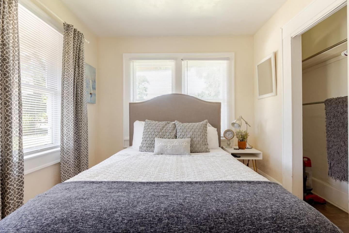 Holiday home Charming - Close To Everything! *