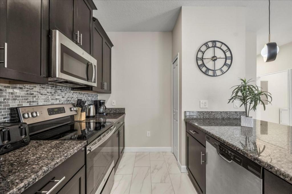 5 Bedrooms - 4 Bathrooms - Storey 3101 Pp * Orlando