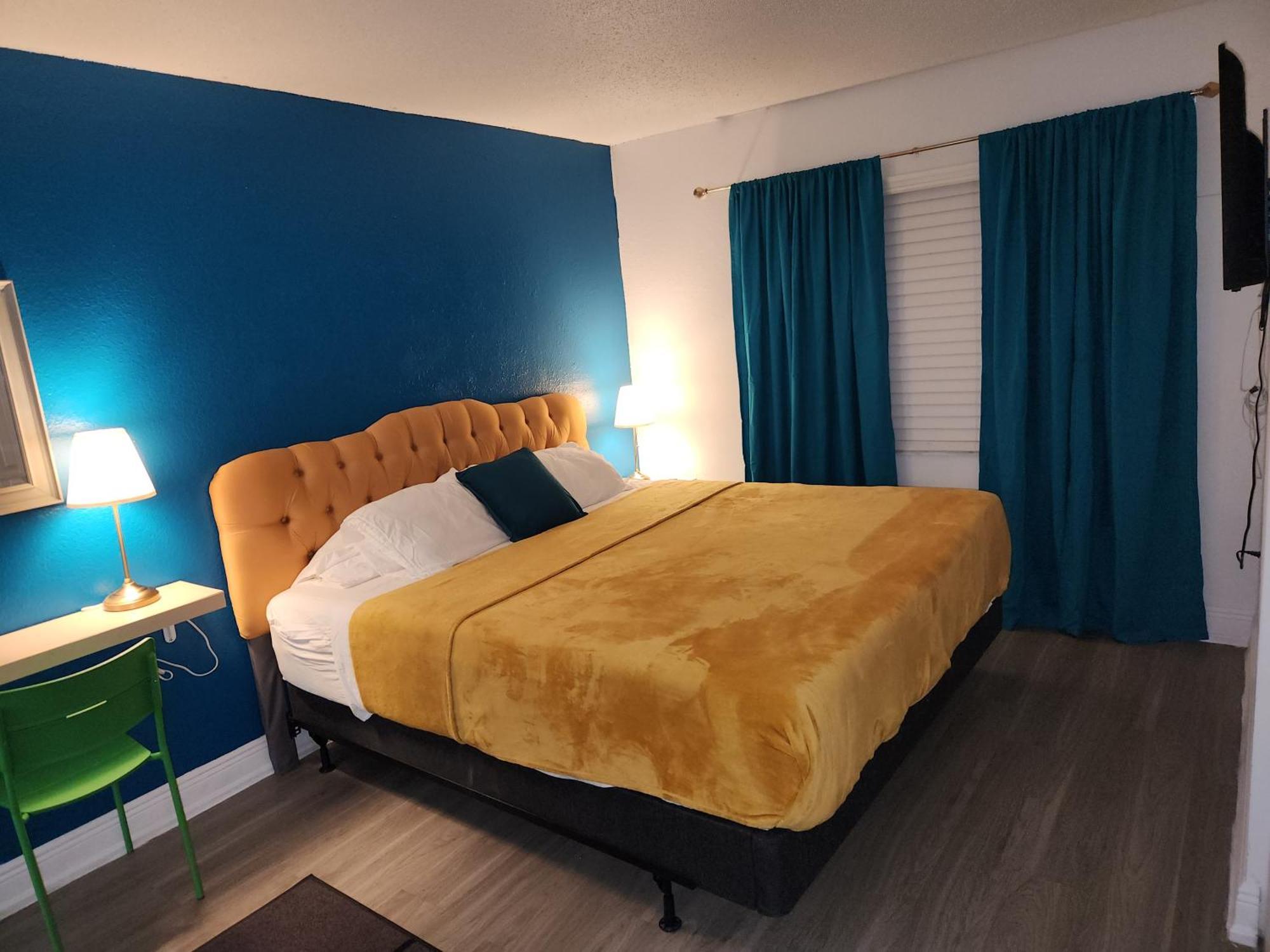 Centauri Vacation Rentals: 2-bedroom Getaway With Free Parking
