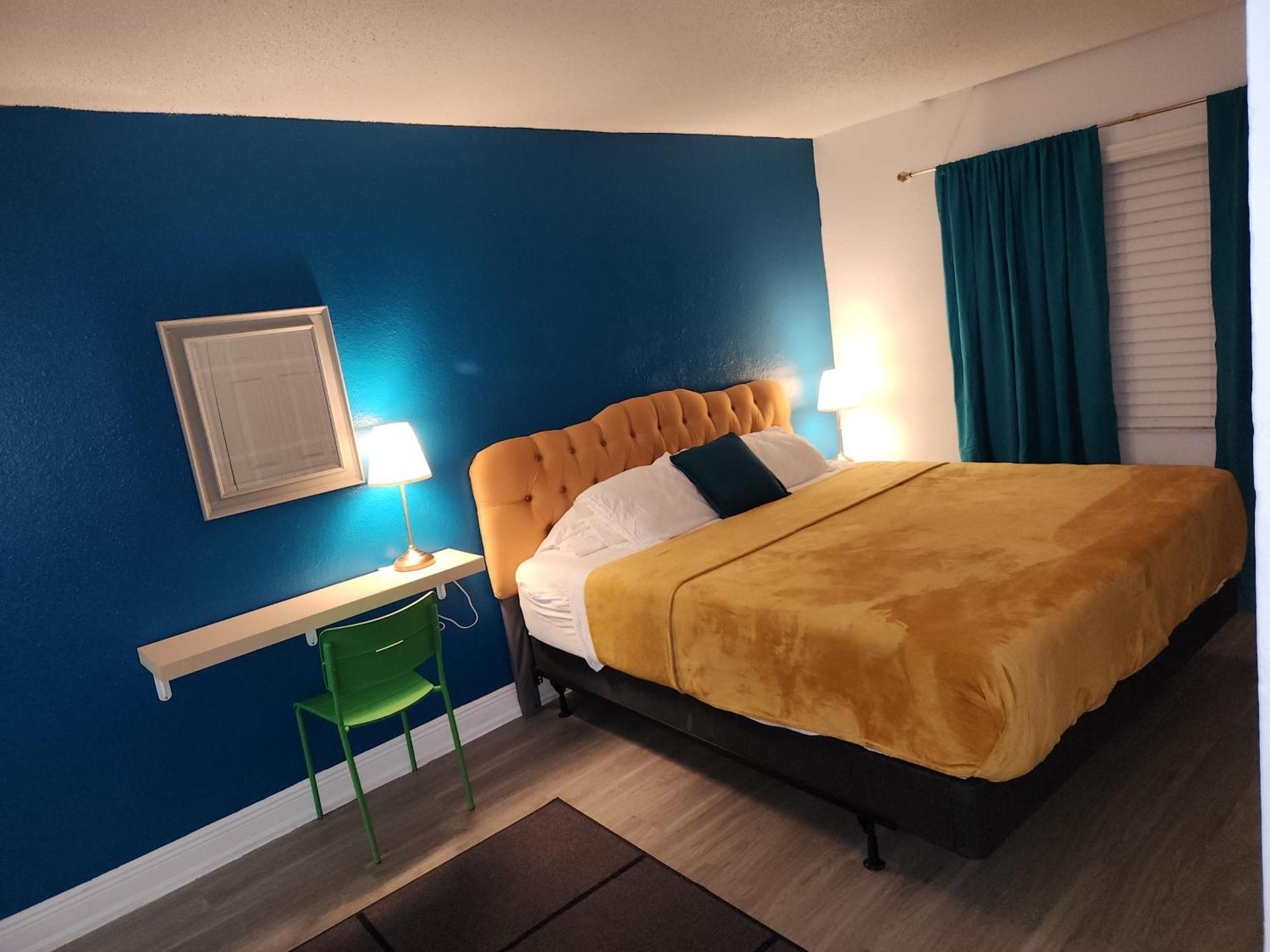 Centauri Vacation Rentals: 2-bedroom Getaway With Free Parking