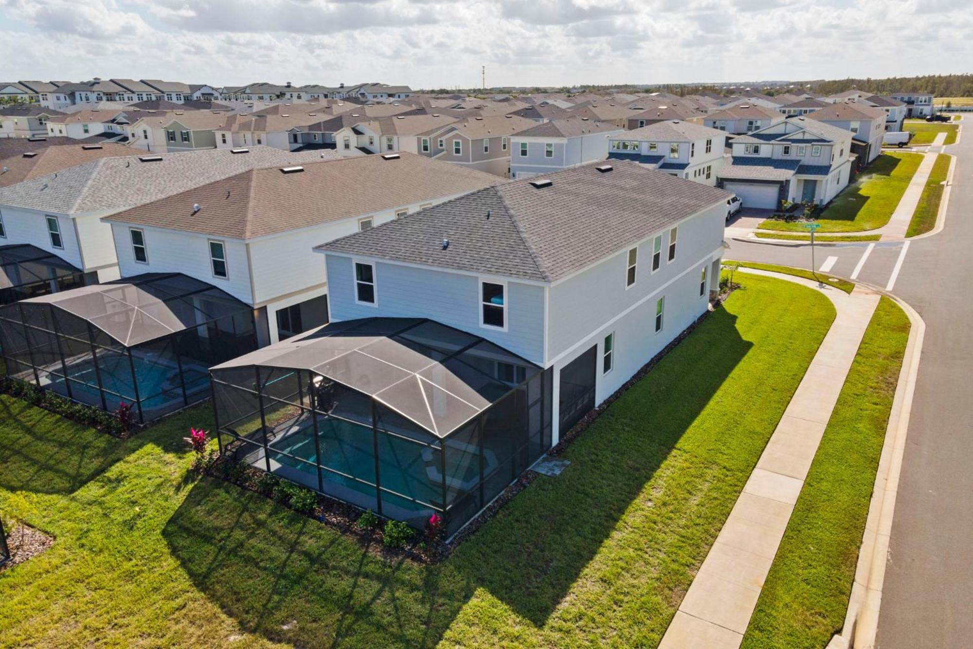 7 Bedrooms- 5,5 Bathrooms- Windsor Cay16200sk Holiday home *