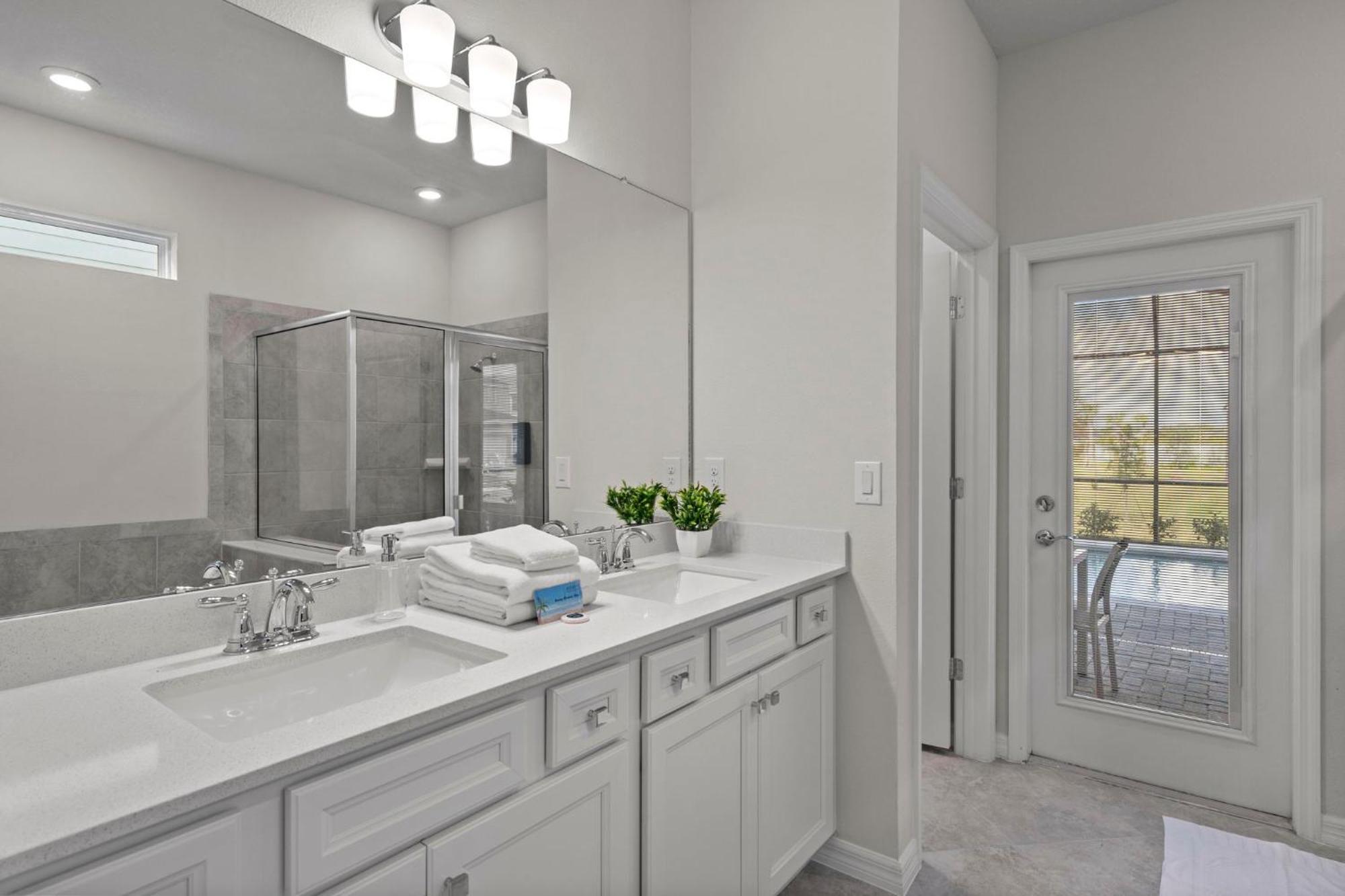 7 Bedrooms- 5,5 Bathrooms- Windsor Cay16200sk