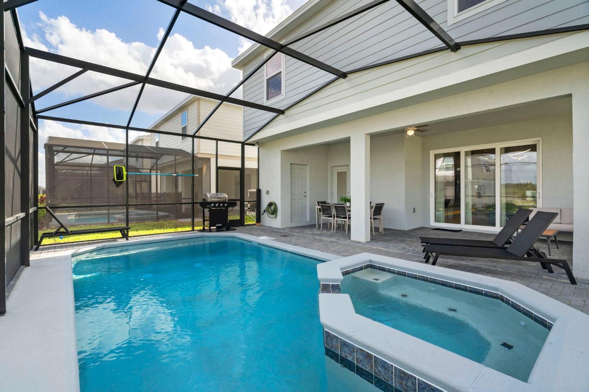 7 Bedrooms- 5,5 Bathrooms- Windsor Cay16200sk Holiday home *