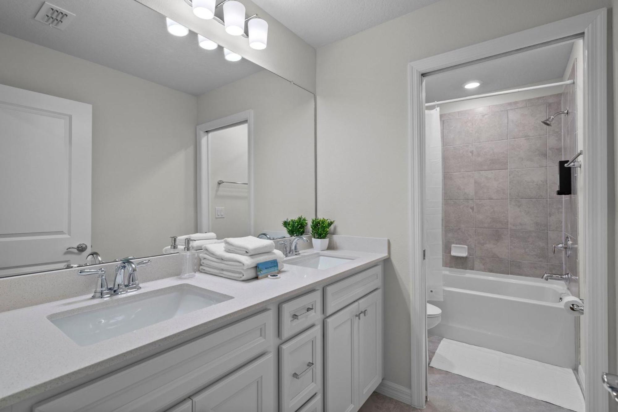 7 Bedrooms- 5,5 Bathrooms- Windsor Cay16200sk