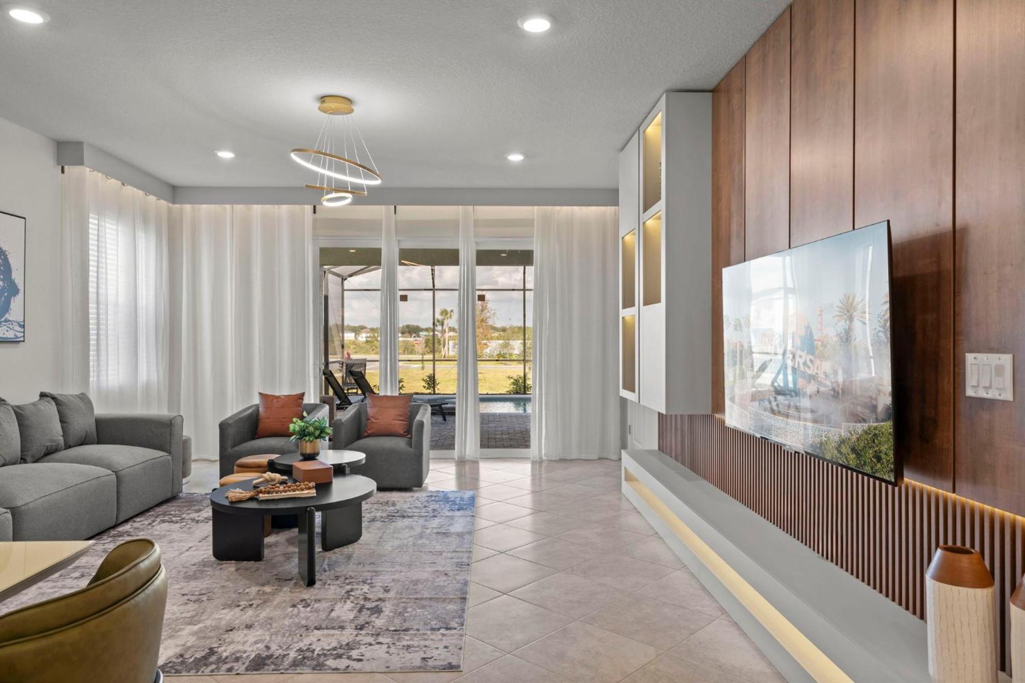 7 Bedrooms- 5,5 Bathrooms- Windsor Cay16200sk *