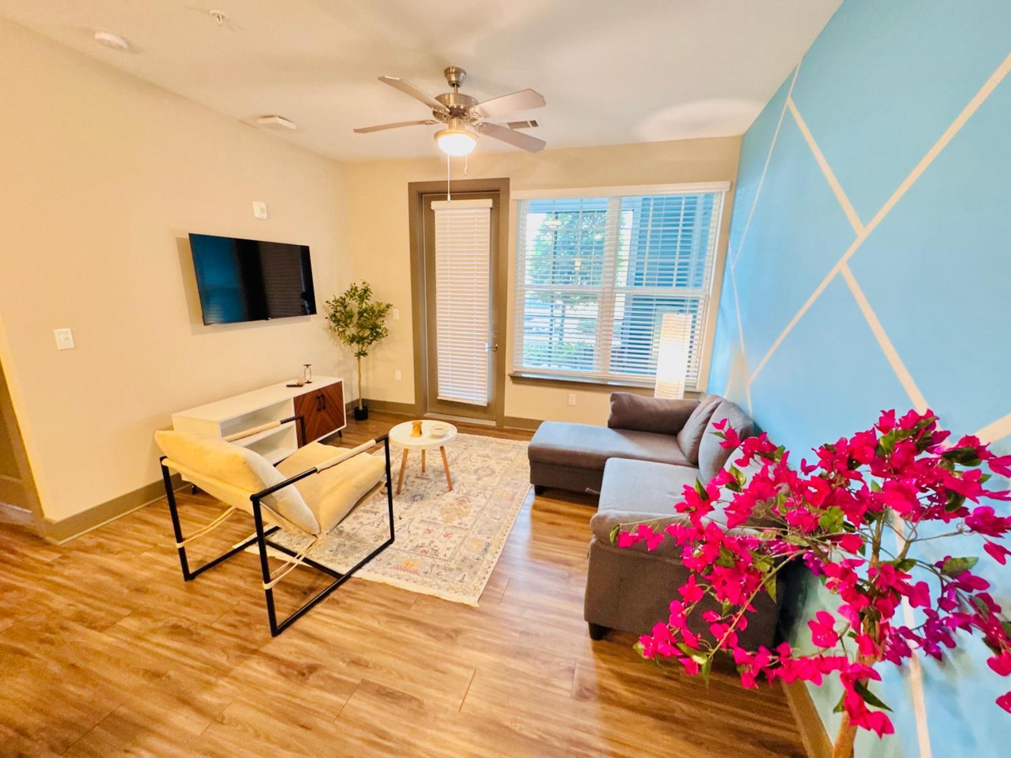 Full Apartment, Pet-friendly, King Bed, 15 Min To Parks, Resort-style Amenities Apartment
