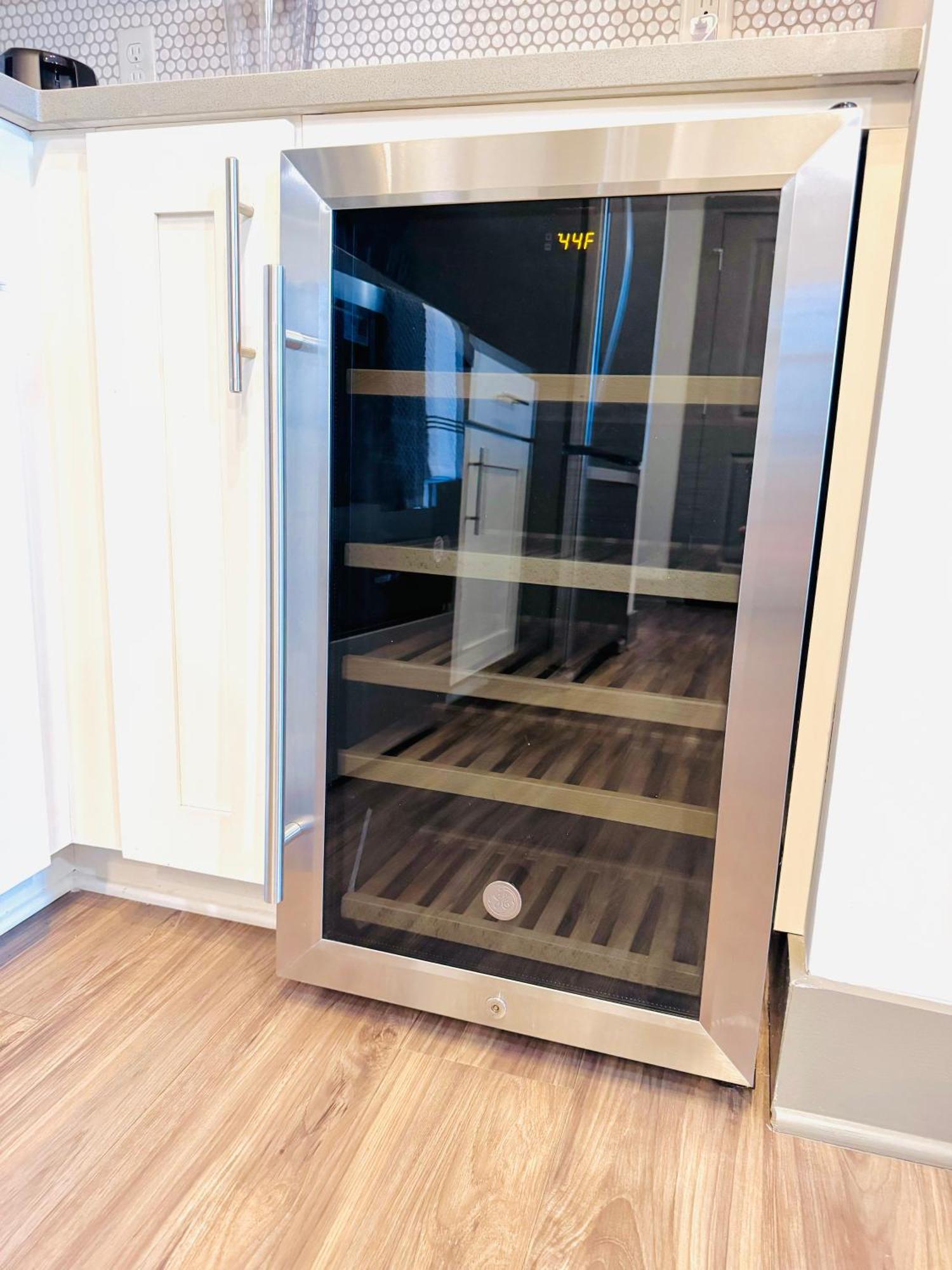 Full Apartment, Close To Parks King Bed Pet-friendly Amenities Apartment *