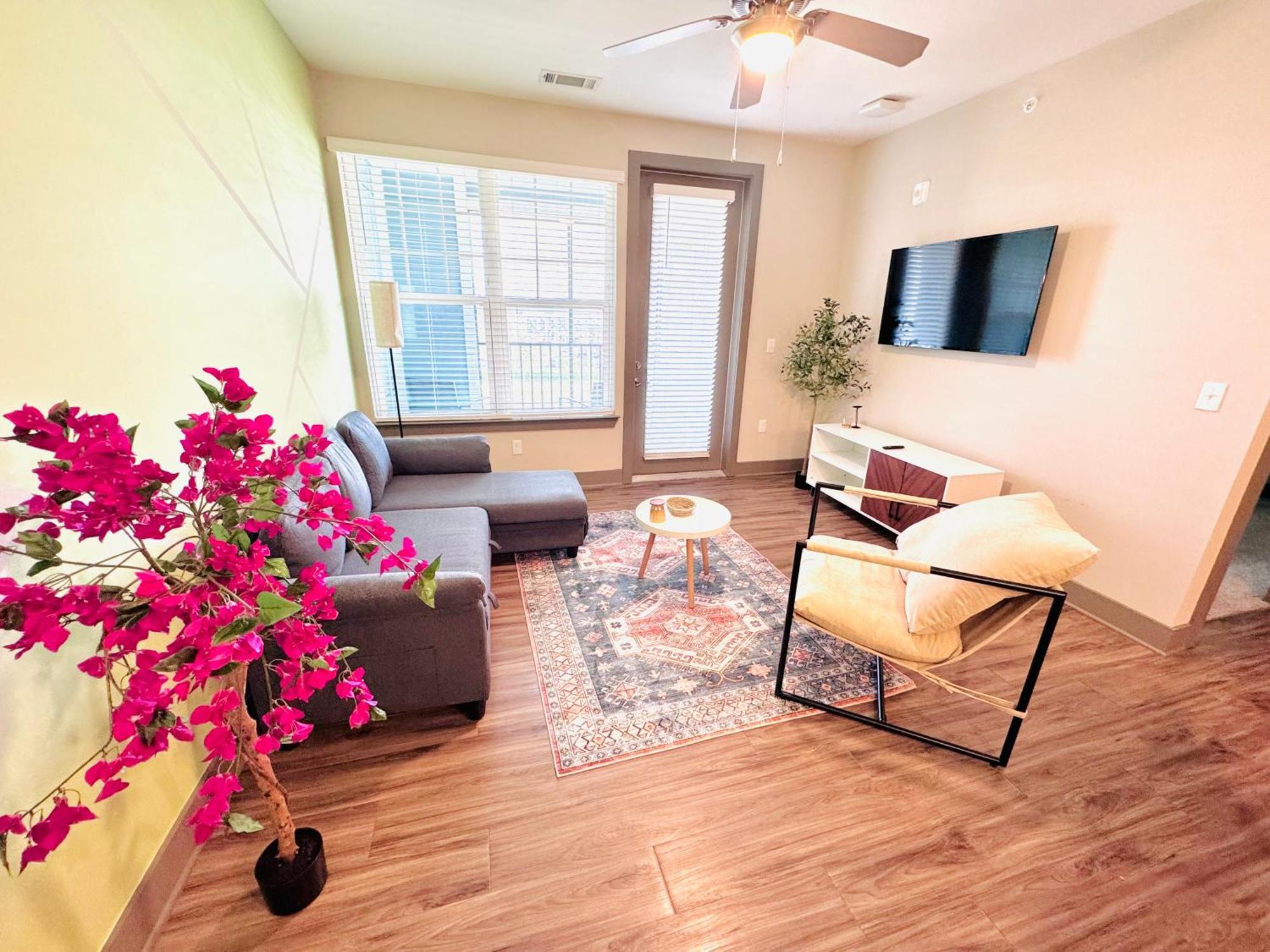 Full Apartment, Close To Parks King Bed Pet-friendly Amenities Apartment