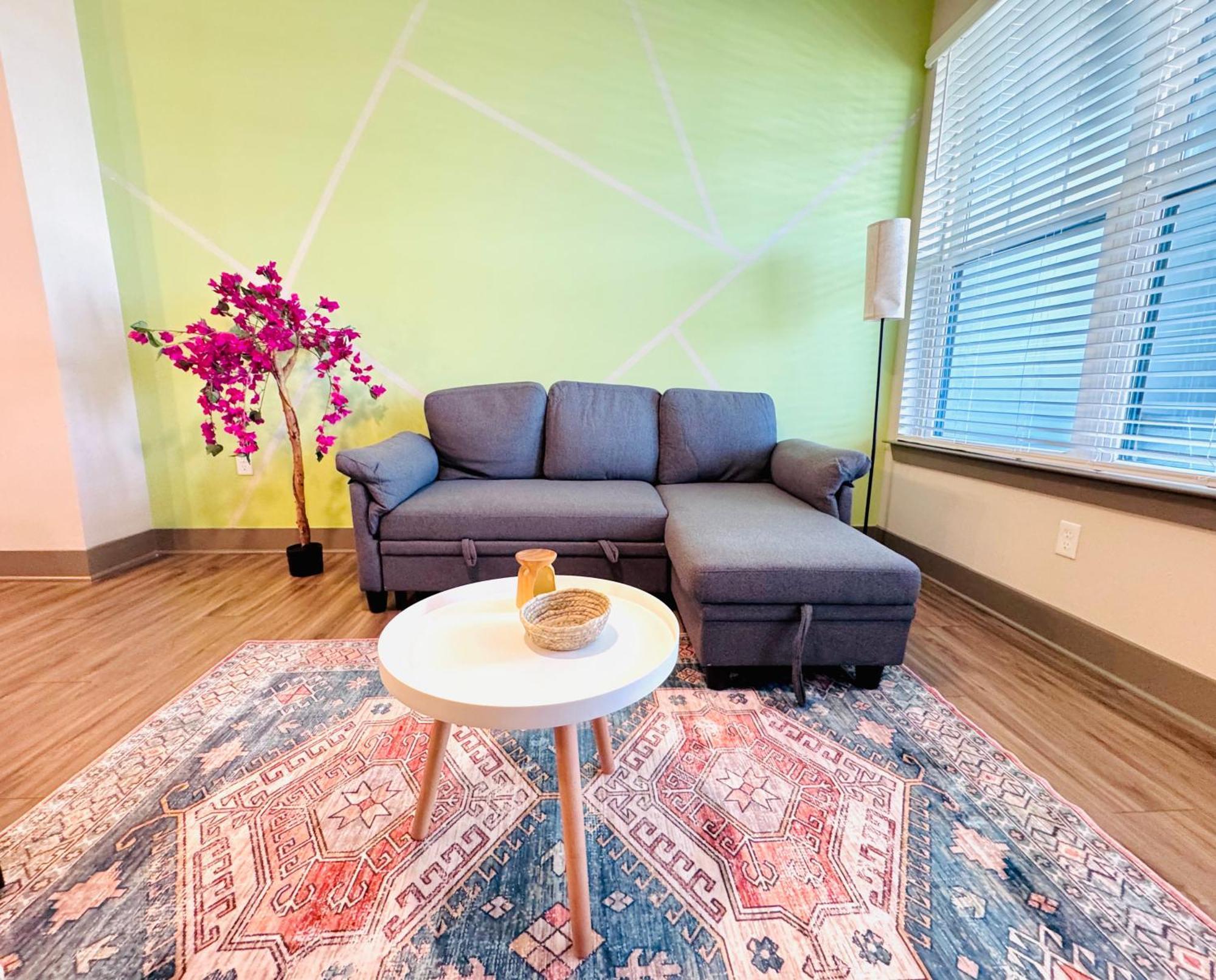 Full Apartment, Close To Parks King Bed Pet-friendly Amenities *