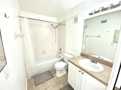 2br 2ba Retreat 10 Min From Int Airport Apartment *