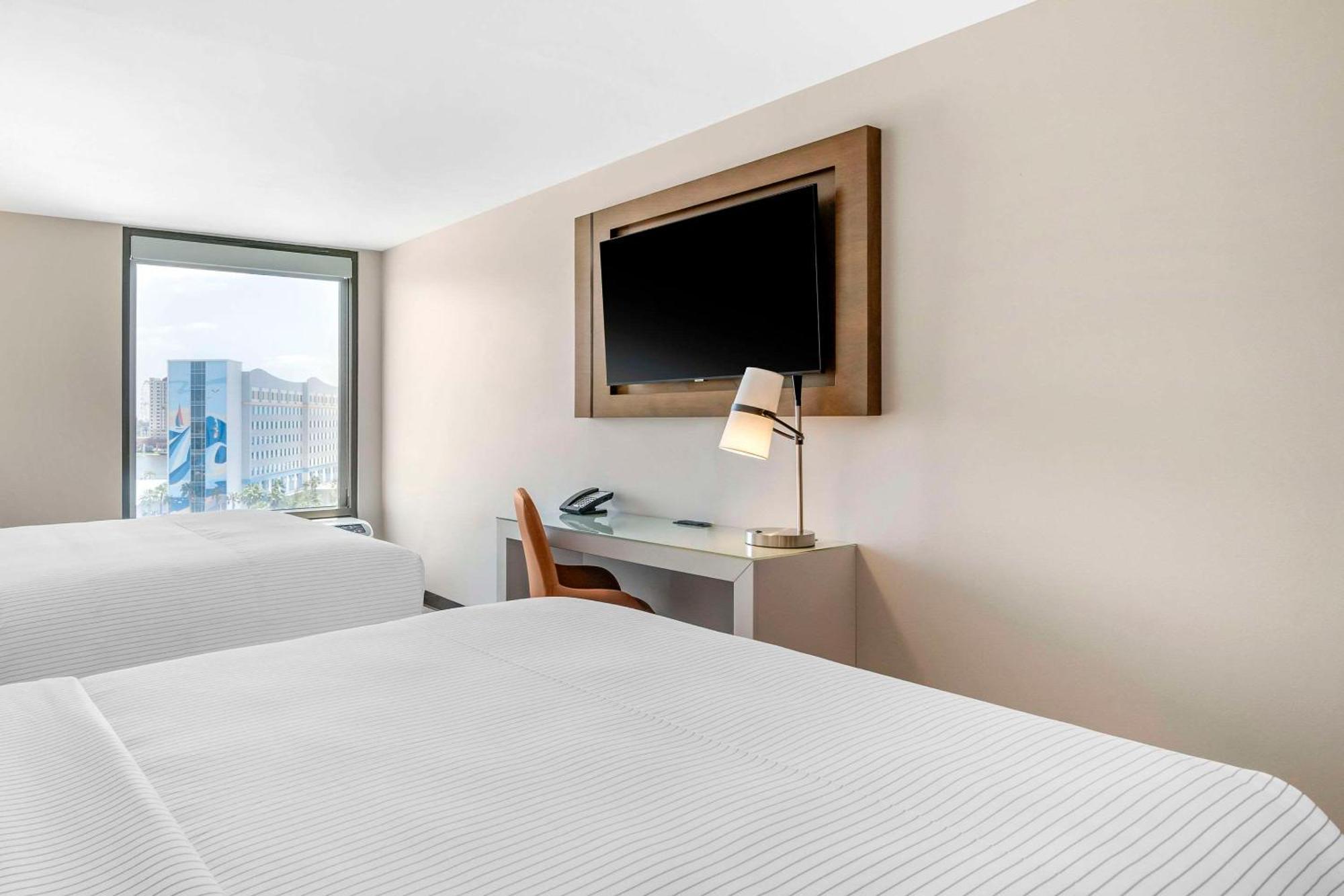 Cambria Near Universal Theme Parks 4* Orlando