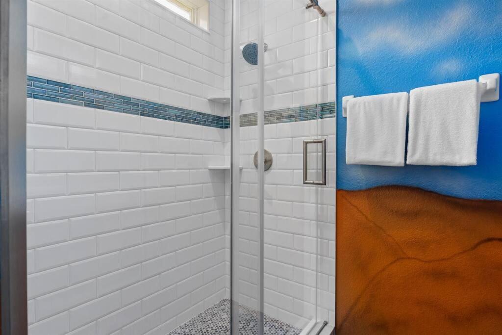 Free Arcade! Themed! South Facing Pool! Holiday home