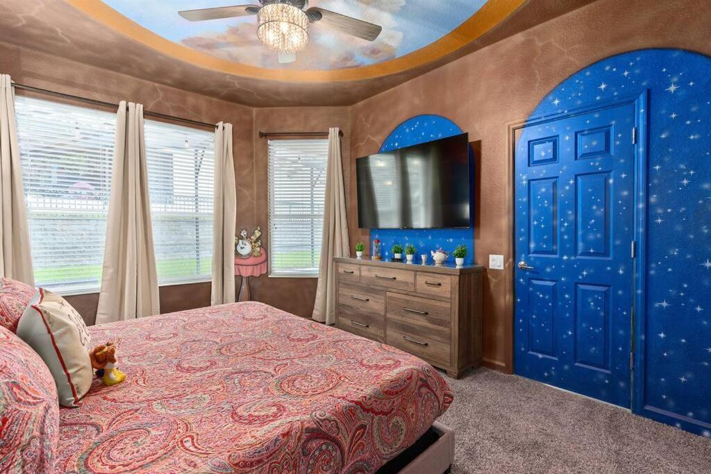 Free Arcade! Themed! South Facing Pool! Holiday home *