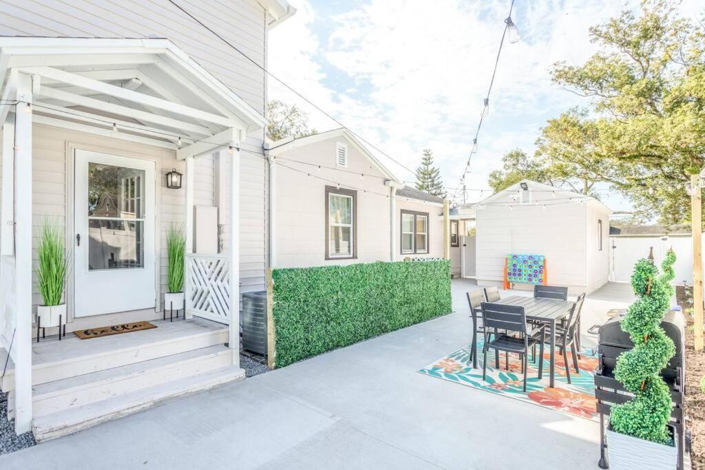 King Bd Charming 2-storey W Privateyard