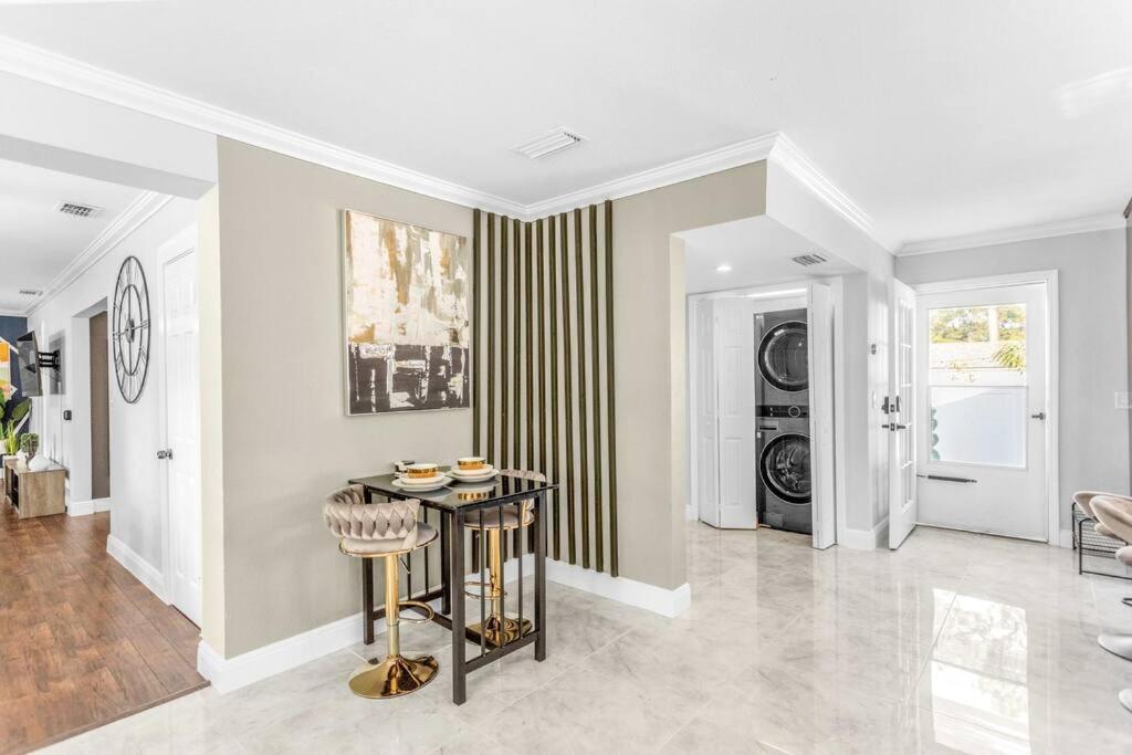 King Bd Charming 2-storey W Privateyard *