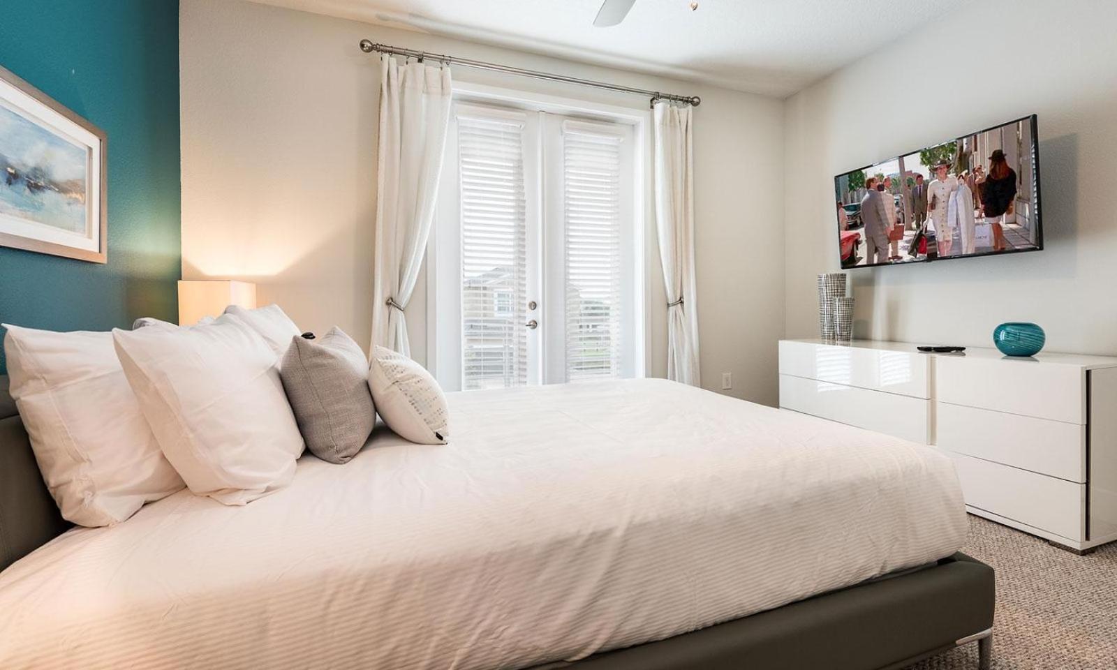 Spacious 8 Bdrm Retreat With Large Private Patio In Encore Holiday home