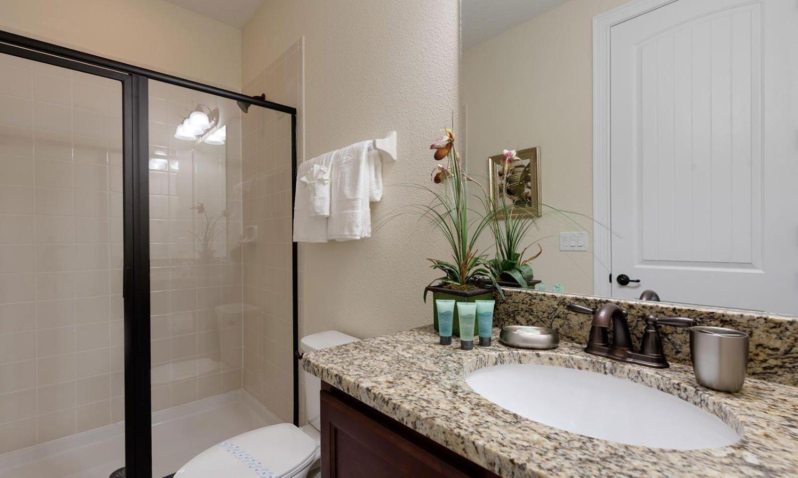 Spacious Graceful 10 Bdrm House With Kitchen At Encore