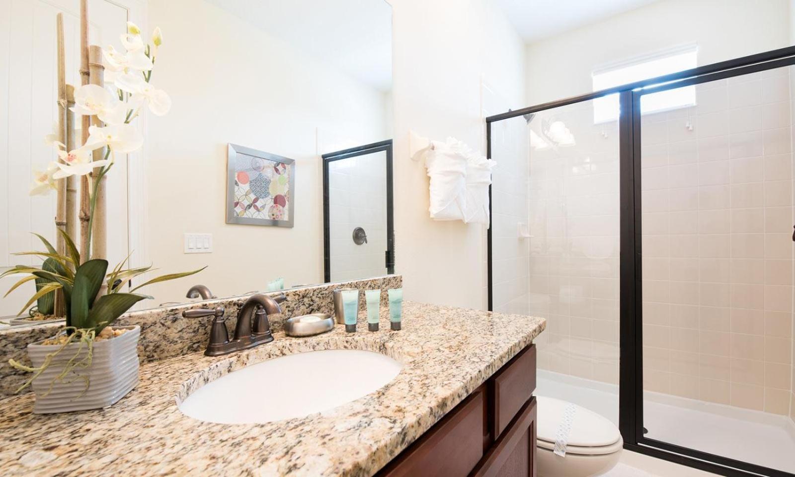 Spacious Graceful 10 Bdrm House With Kitchen At Encore
