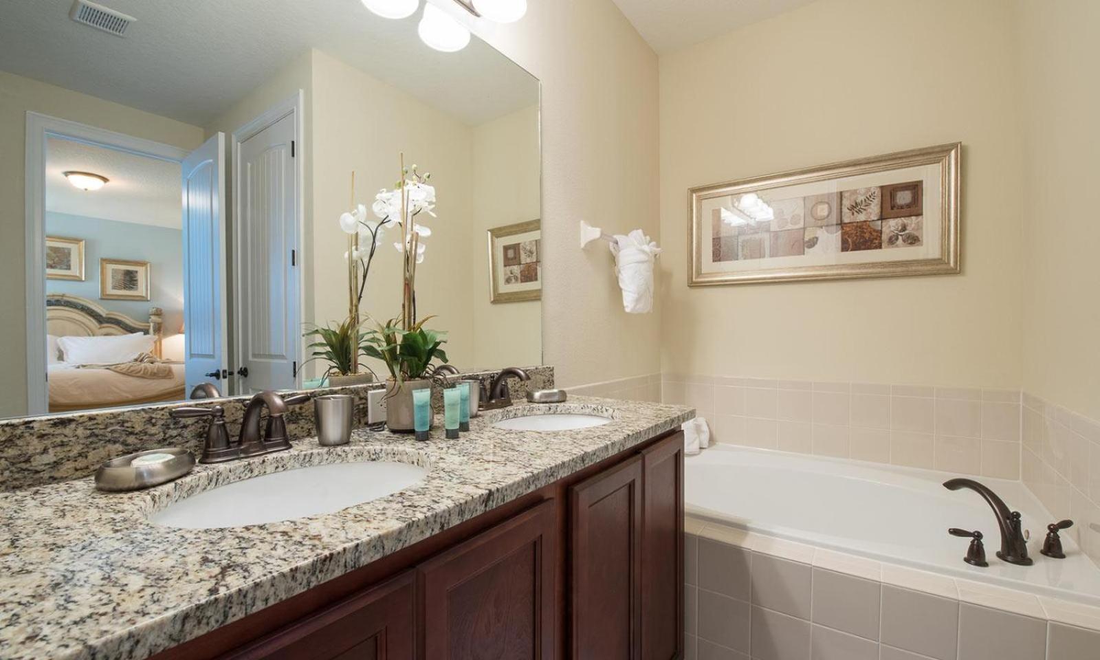 Spacious Graceful 10 Bdrm House With Kitchen At Encore Holiday home