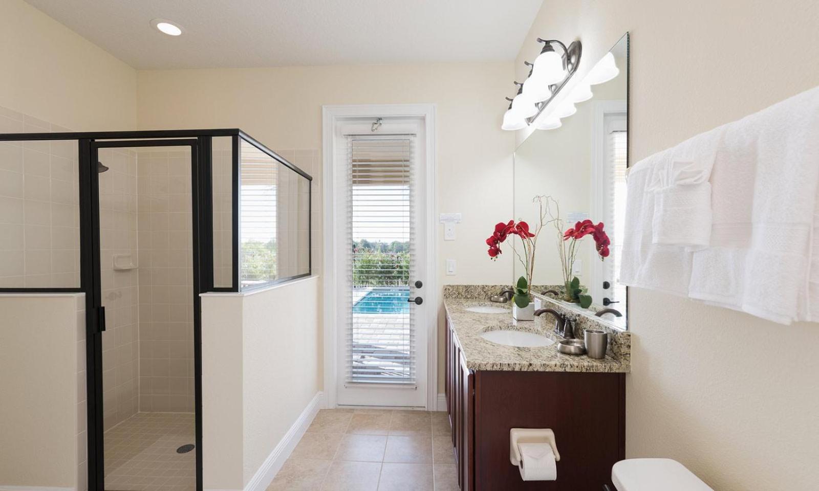 Spacious Graceful 10 Bdrm House With Kitchen At Encore *