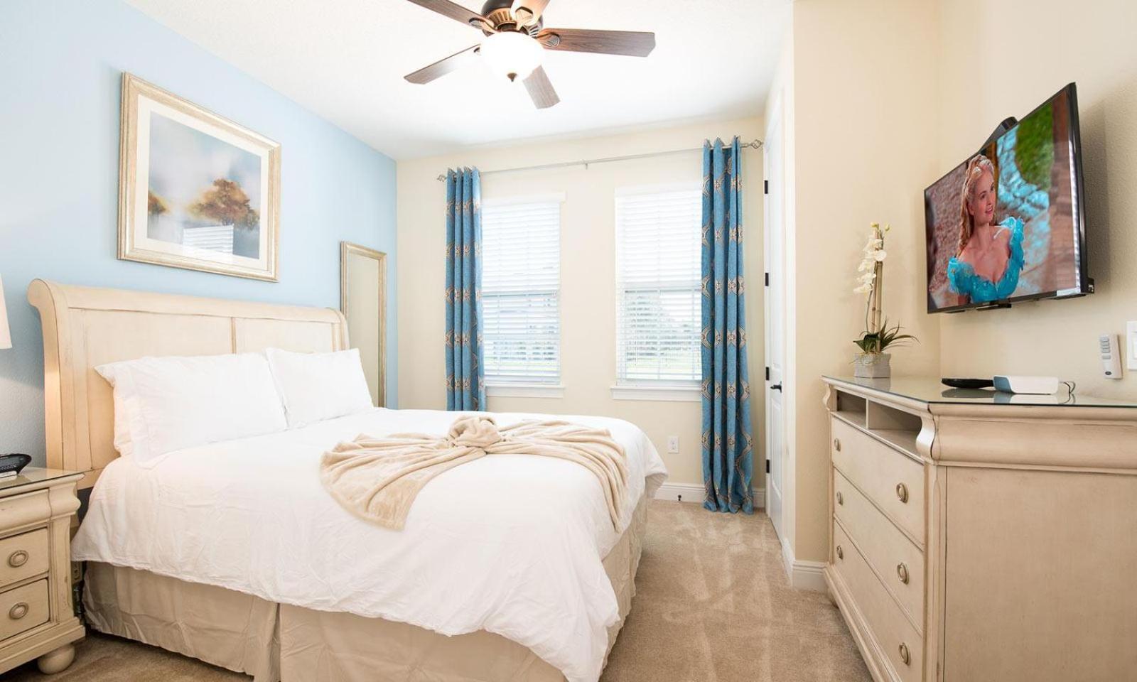 Spacious Graceful 10 Bdrm House With Kitchen At Encore Holiday home