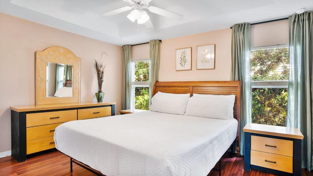 Quiet Corner Gem In Gated Crestwynd Bay