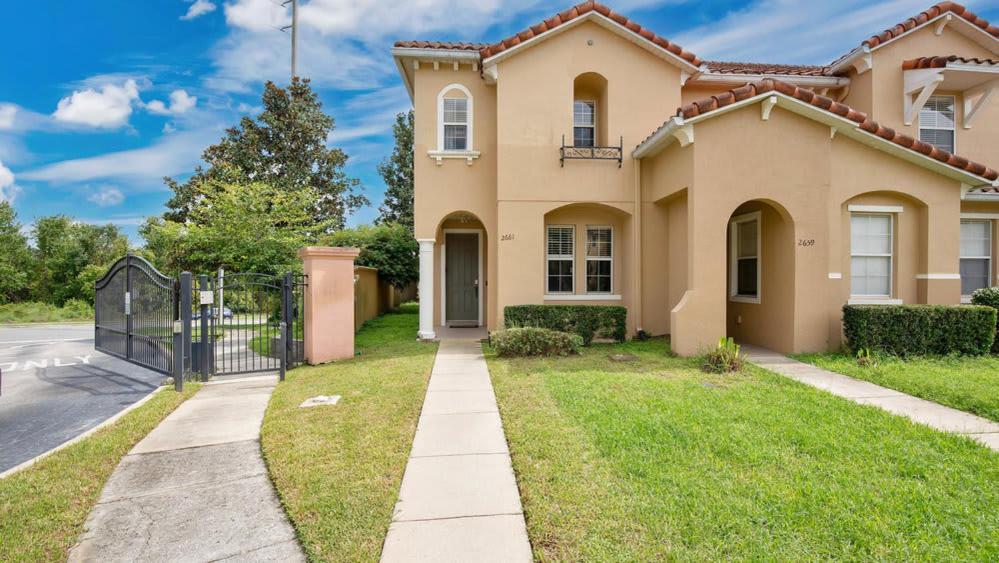 Quiet Corner Gem In Gated Crestwynd Bay