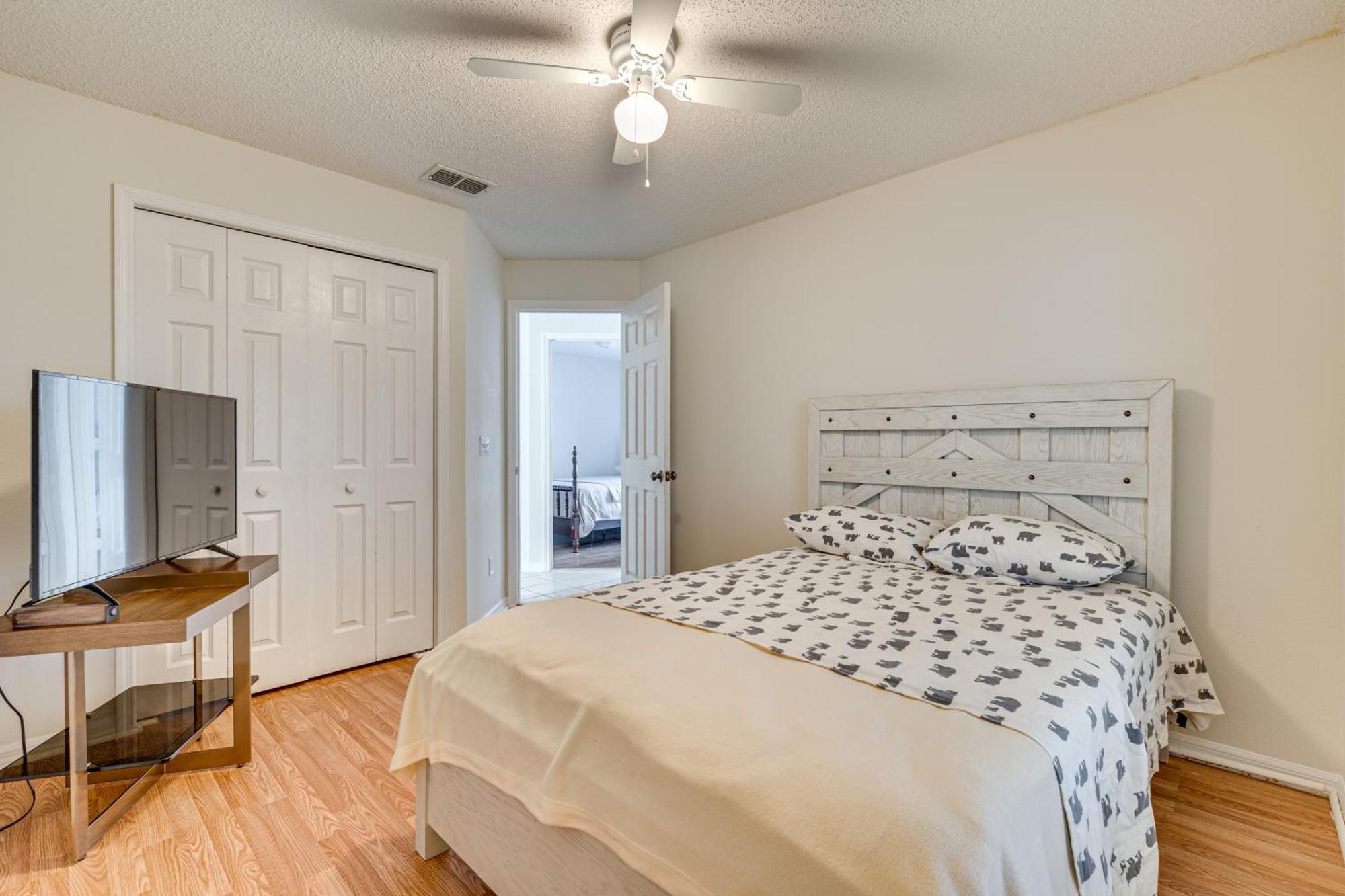 Holiday home Family In Suburbs About 12 Mi To Dtwn!