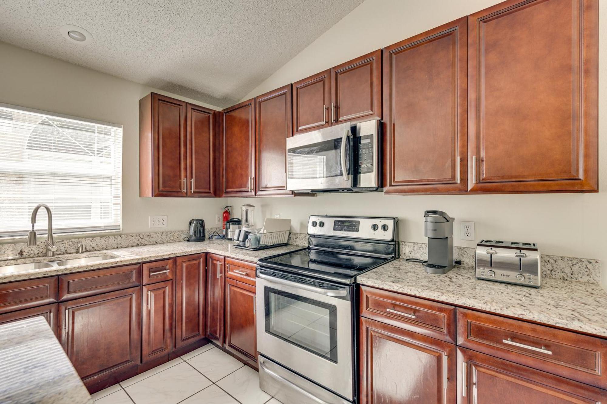 Holiday home Family In Suburbs About 12 Mi To Dtwn!