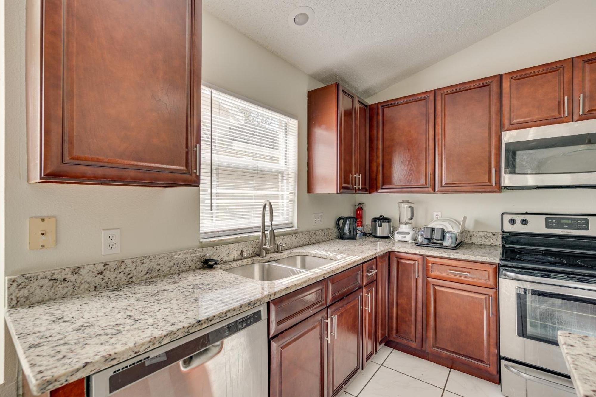 Holiday home Family In Suburbs About 12 Mi To Dtwn!