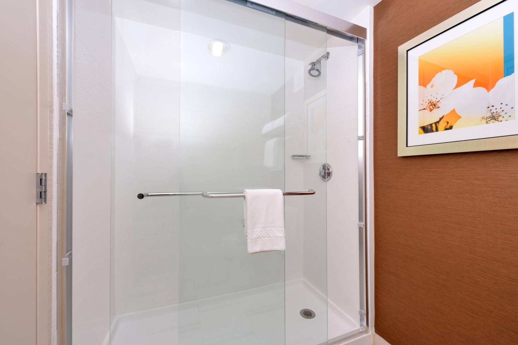Hotel Fairfield Airport 3*