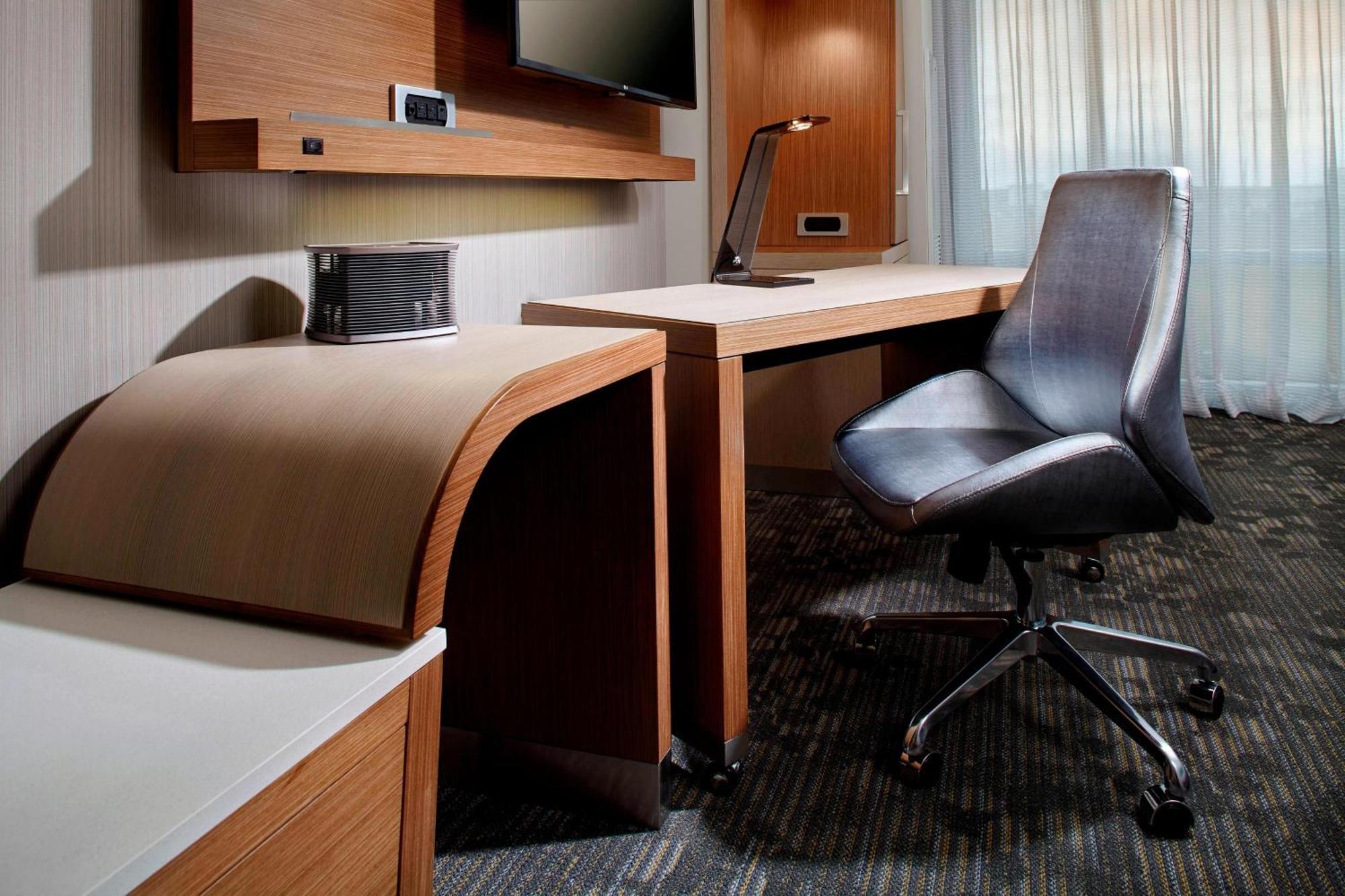 Courtyard By Marriott Nona