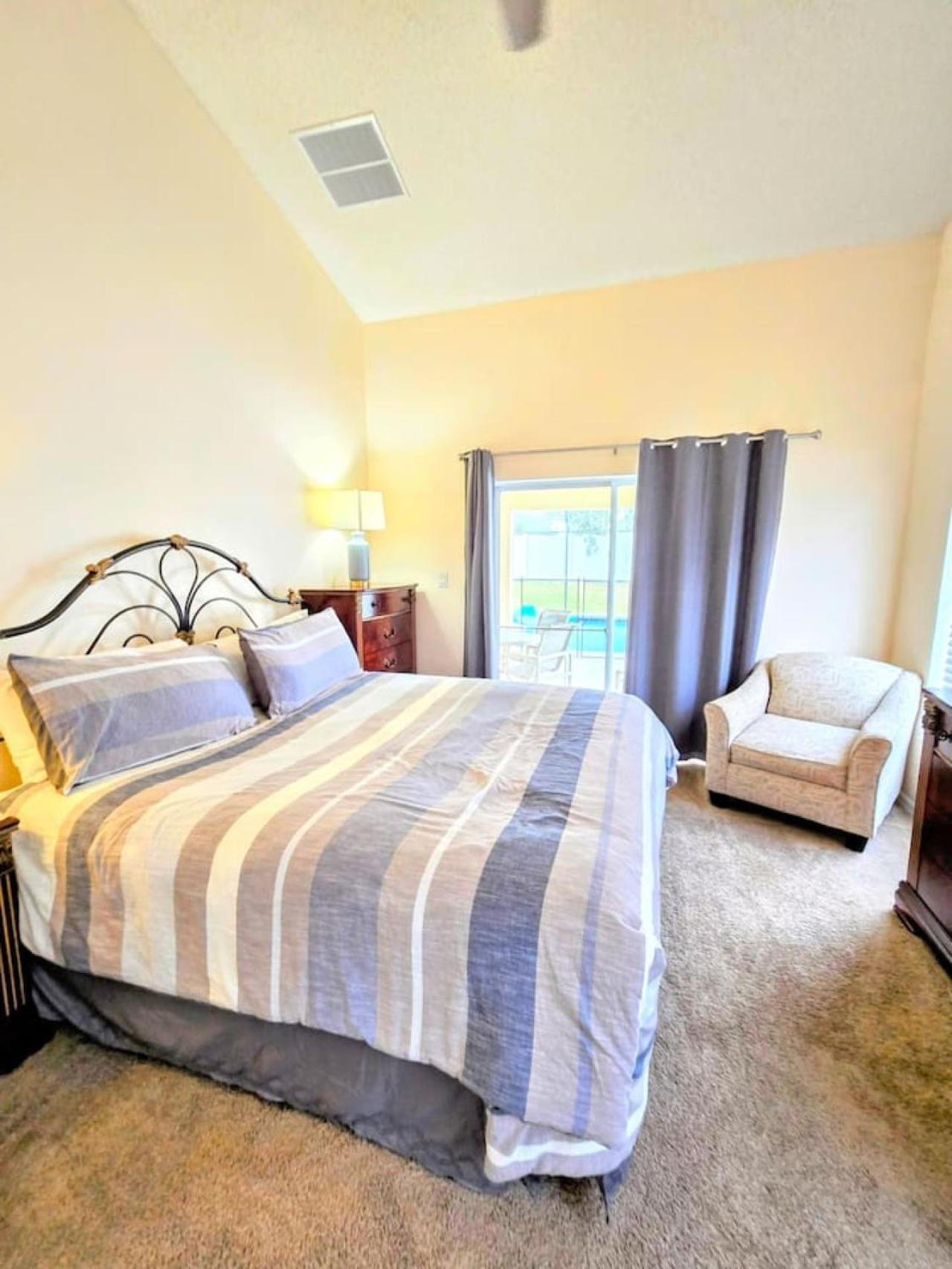 Joyful And Bright 4 Bedroom 3 Bathroom Pool Holiday home