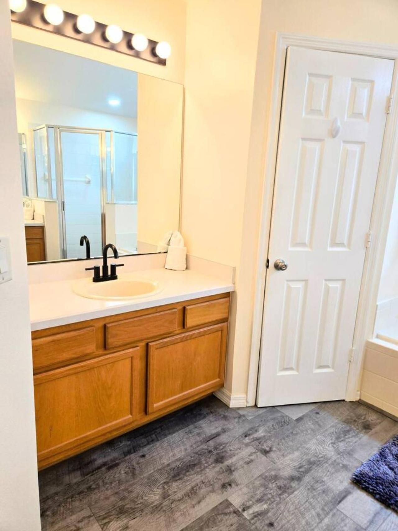 Joyful And Bright 4 Bedroom 3 Bathroom Pool *