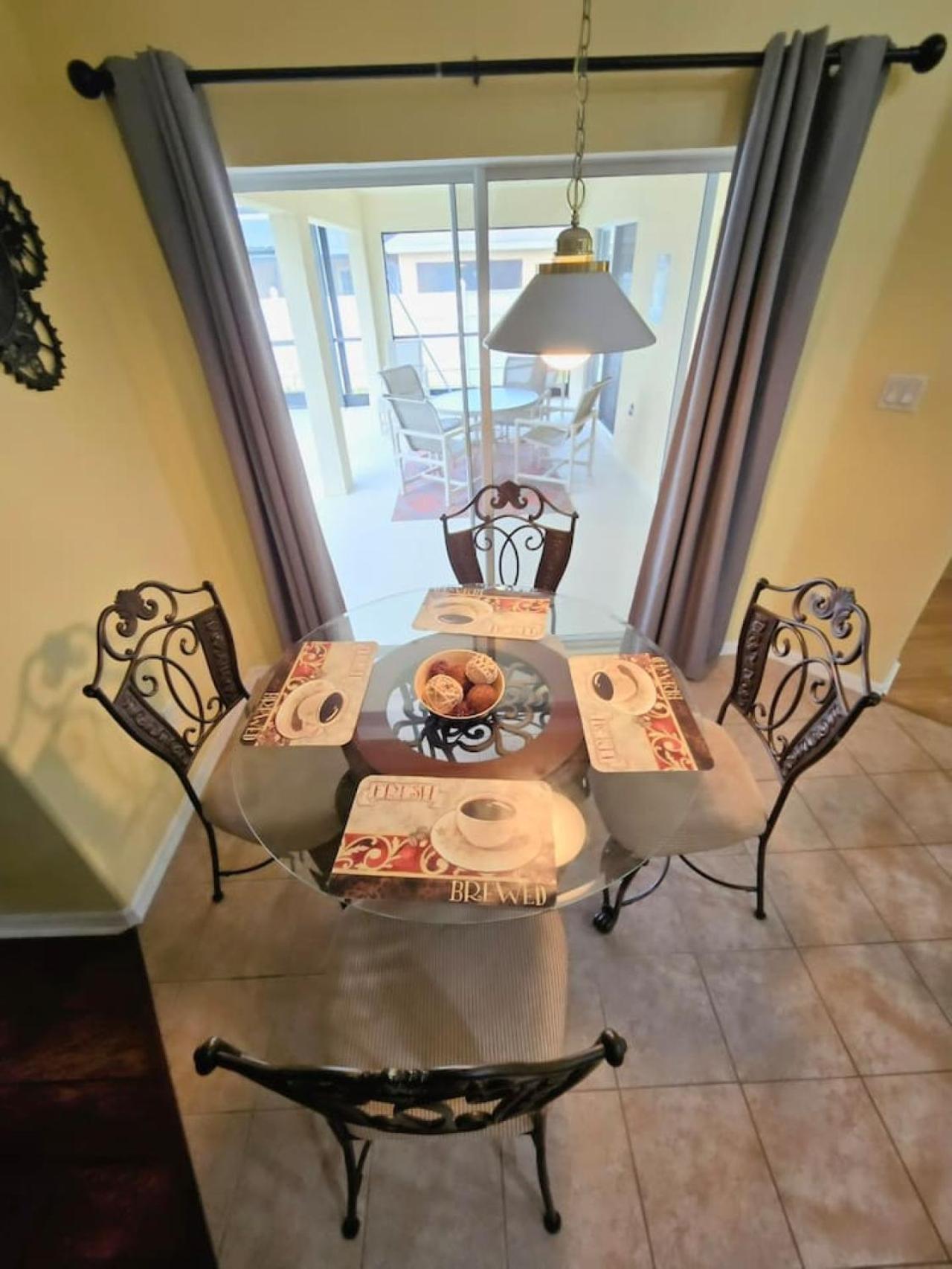 Joyful And Bright 4 Bedroom 3 Bathroom Pool