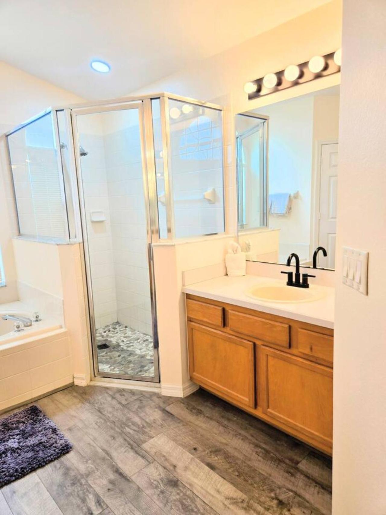 Joyful And Bright 4 Bedroom 3 Bathroom Pool Holiday home *